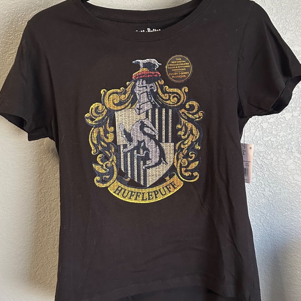 NWT Harry Potter Hufflepuff Crest Tee – Juniors Large, Black Graphic Top